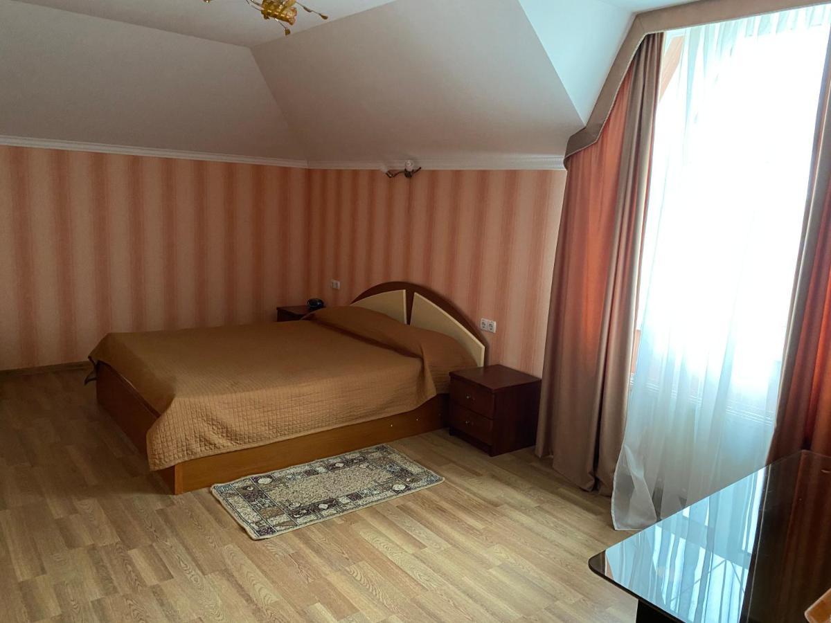 Hotel Гостинний Маєток Myla Esterno foto