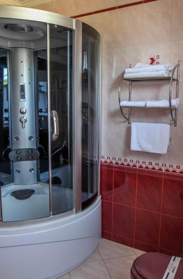 Hotel Гостинний Маєток Myla Esterno foto