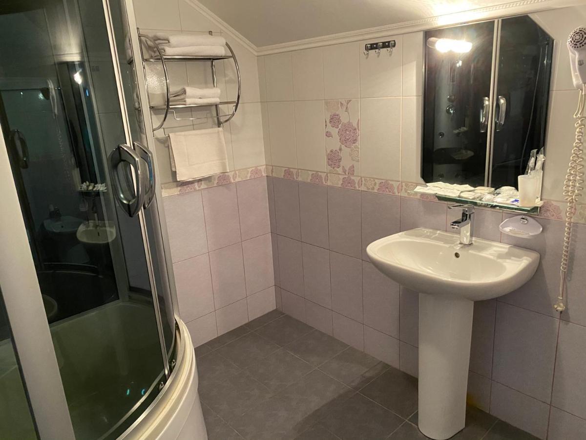 Hotel Гостинний Маєток Myla Esterno foto