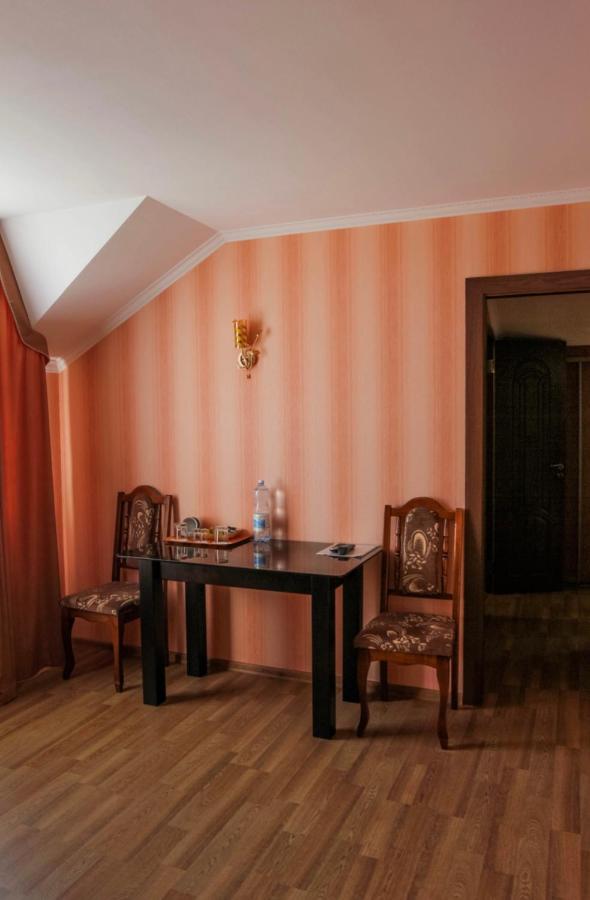 Hotel Гостинний Маєток Myla Esterno foto